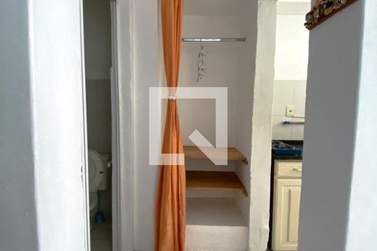 Corredor de apartamento para alugar com 1 quarto, 27m² em Farroupilha, Porto Alegre