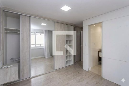 Quarto de apartamento para alugar com 2 quartos, 145m² em Passo d’Areia, Porto Alegre