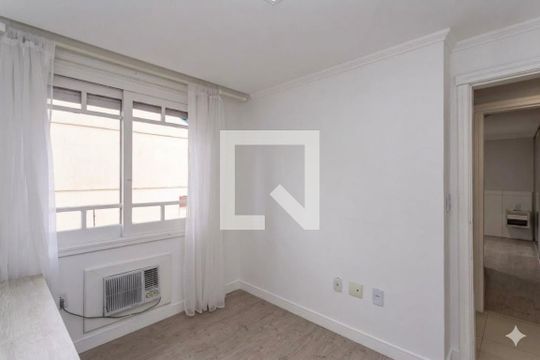 Quarto de apartamento para alugar com 2 quartos, 145m² em Passo d’Areia, Porto Alegre