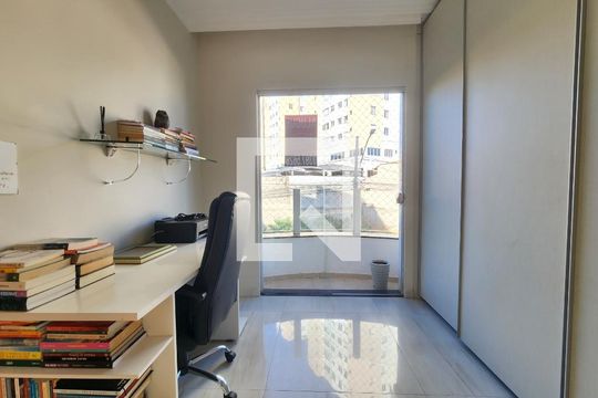 Quarto de apartamento para alugar com 3 quartos, 56m² em Europa, Contagem
