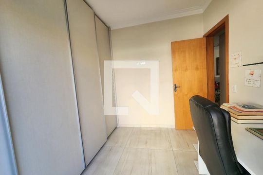 Quarto de apartamento para alugar com 3 quartos, 56m² em Europa, Contagem
