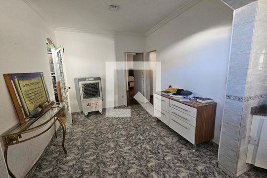 Sala de casa para alugar com 2 quartos, 250m² em Heliópolis, Belo Horizonte