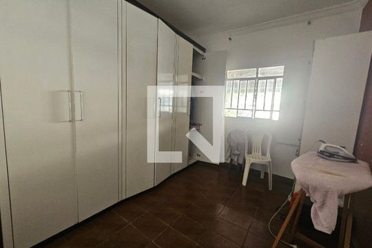 Quarto de casa para alugar com 2 quartos, 250m² em Heliópolis, Belo Horizonte