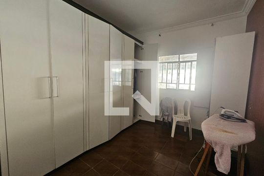 Quarto de casa para alugar com 2 quartos, 250m² em Heliópolis, Belo Horizonte