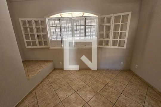 Quarto de casa para alugar com 3 quartos, 150m² em Heliópolis, Belo Horizonte