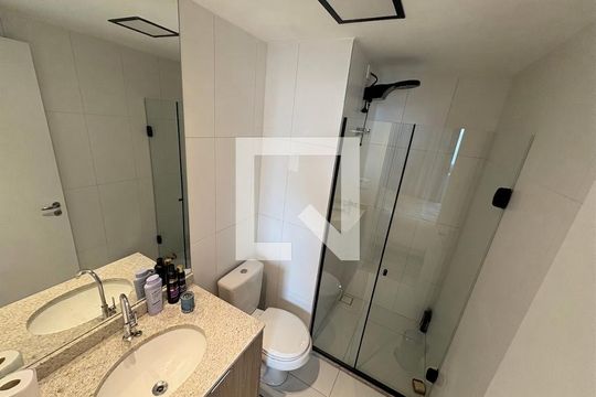 Banheiro de kitnet/studio para alugar com 1 quarto, 35m² em Cidade Monções, São Paulo
