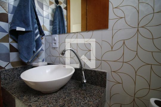 Banheiro de casa de condomínio para alugar com 3 quartos, 160m² em Taquara, Rio de Janeiro