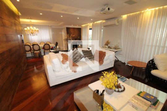 Apartamento para alugar com 4 quartos, 370m² em Vila Adyana, São José dos Campos