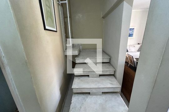 Escada de casa à venda com 4 quartos, 181m² em Vila Valqueire, Rio de Janeiro