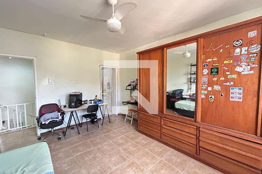 Quarto 1 de casa à venda com 4 quartos, 181m² em Vila Valqueire, Rio de Janeiro