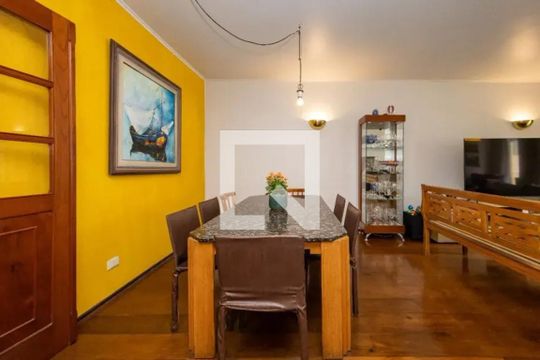 Sala de casa à venda com 5 quartos, 256m² em Vila Madalena, São Paulo