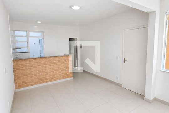 Sala/Cozinha de kitnet/studio para alugar com 1 quarto, 47m² em Ramos, Rio de Janeiro