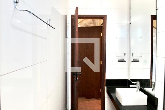 Banheiro da Suíte de casa para alugar com 3 quartos, 92m² em Industrial Itau, Contagem