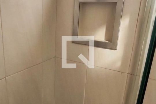 Banheiro de kitnet/studio para alugar com 1 quarto, 23m² em Ramos, Rio de Janeiro