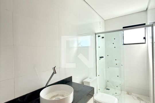 Banheiro da Suíte de casa para alugar com 3 quartos, 140m² em Califórnia, Belo Horizonte