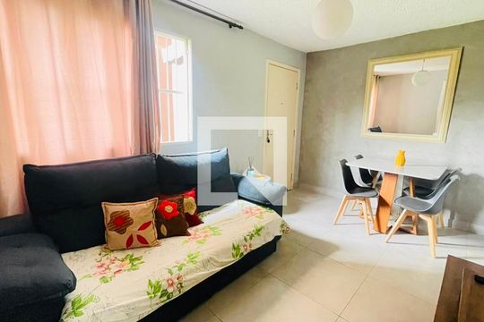 Sala de apartamento para alugar com 2 quartos, 50m² em Conjunto Habitacional Jardim Sao Bento, Embu das Artes