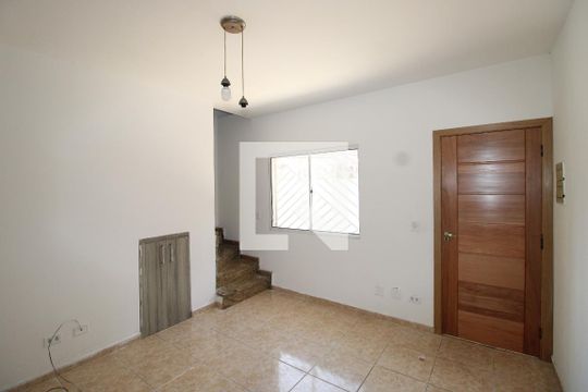 Sala de casa de condomínio para alugar com 2 quartos, 72m² em Itaquera, São Paulo