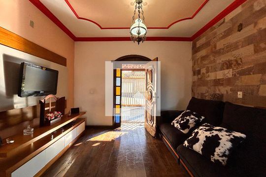 Casa para alugar com 3 quartos, 200m² em Parque Turistas, Belo Horizonte