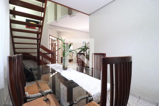 Casa para alugar com 5 quartos, 360m² em Custódio Pereira, Uberlândia