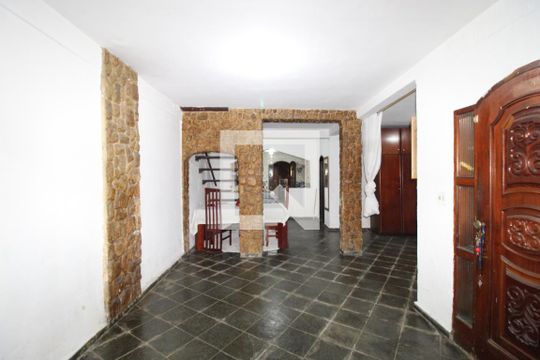 Casa à venda com 5 quartos, 180m² em Jardim Santo Antonio, São Paulo