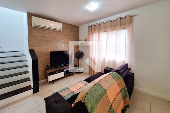 Sala de casa à venda com 3 quartos, 75m² em Serra Grande, Niterói