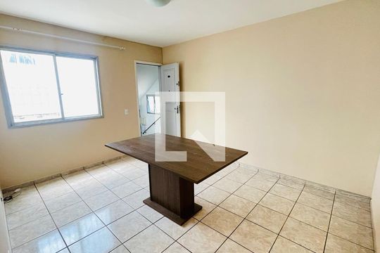 Sala de apartamento para alugar com 2 quartos, 50m² em Rio das Pedras, Cotia