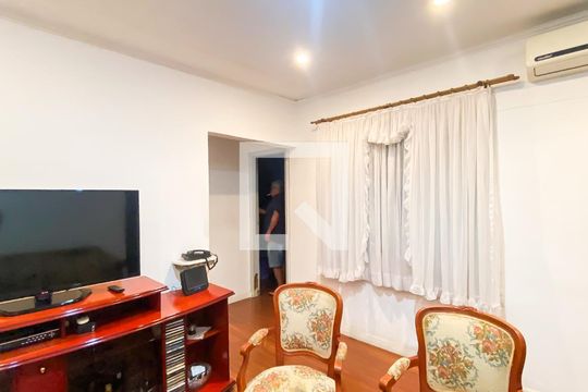 Casa à venda com 4 quartos, 297m² em Vila Araguaia, São Paulo
