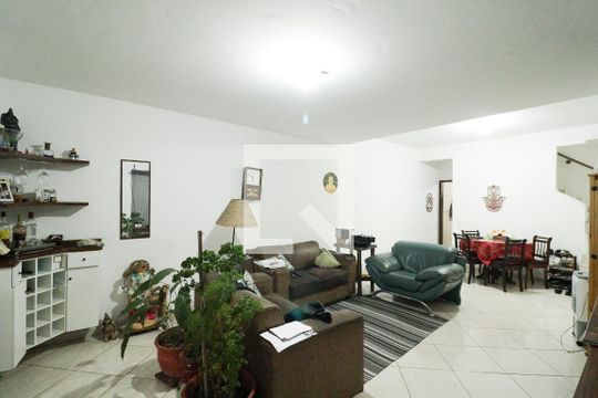 Casa para alugar com 3 quartos, 250m² em Conjunto Residencial Novo Pacaembu, São Paulo