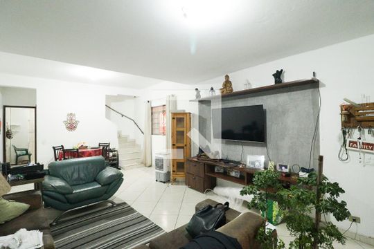 Casa para alugar com 3 quartos, 250m² em Conjunto Residencial Novo Pacaembu, São Paulo