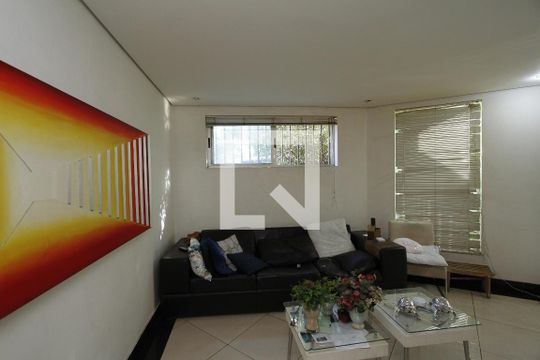 Casa para alugar com 5 quartos, 420m² em Carlos Prates, Belo Horizonte