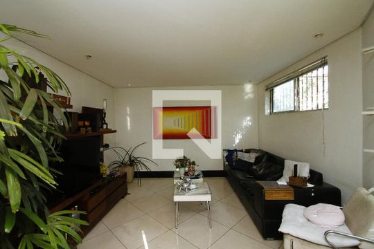 Casa para alugar com 5 quartos, 420m² em Carlos Prates, Belo Horizonte