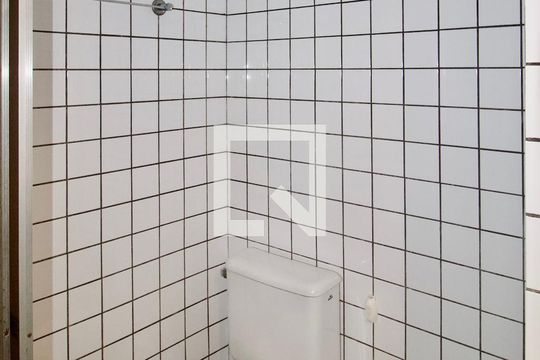 Banheiro de apartamento para alugar com 1 quarto, 32m² em Centro, Curitiba