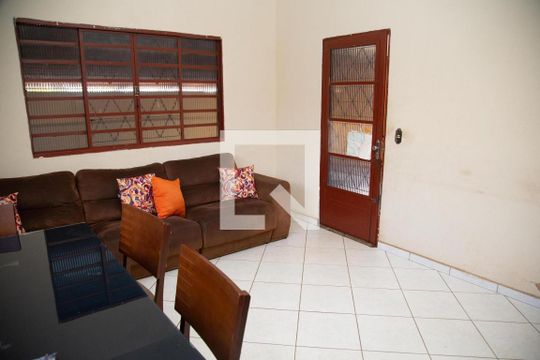 Casa à venda com 3 quartos, 199m² em Vila Finsocial, Goiânia