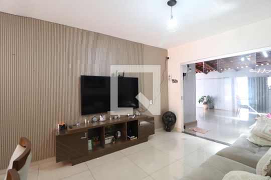 Casa para alugar com 2 quartos, 250m² em Jardim Europa, Uberlândia