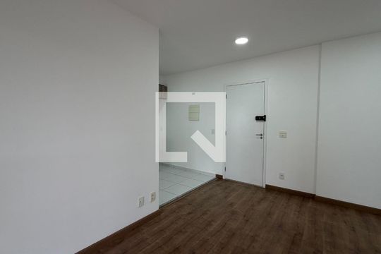 Apartamento para alugar com 2 quartos, 61m² em Jardim das Belezas, Carapicuíba