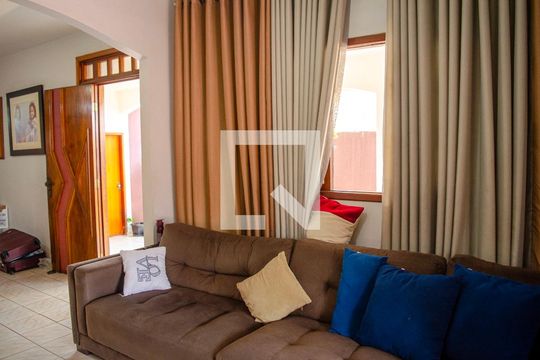 Casa à venda com 4 quartos, 220m² em Jardim Bela Vista, Goiânia