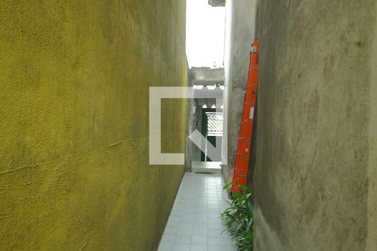 Quintal- corredor lateral  de casa à venda com 2 quartos, 150m² em Vila Linda, São Bernardo do Campo