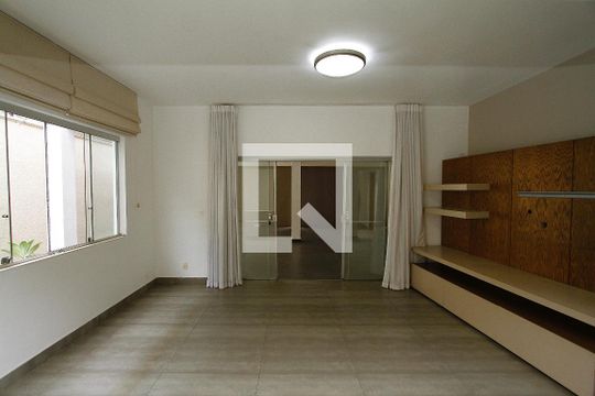 Casa para alugar com 5 quartos, 817m² em Estoril, Belo Horizonte