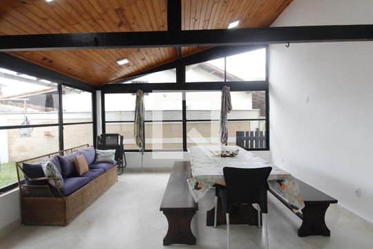 Cozinha de casa de condomínio para alugar com 3 quartos, 350m² em Jardim Pero, Cabo Frio