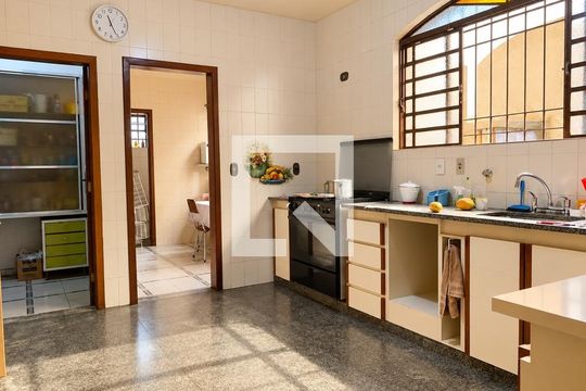 Casa para alugar com 3 quartos, 386m² em Palmares, Belo Horizonte