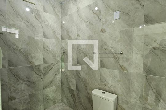Banheiro de casa para alugar com 1 quarto, 65m² em Areia Branca, Belford Roxo