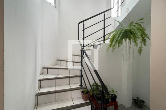 Escada de acesso ao piso 2 de casa para alugar com 3 quartos, 298m² em Jardim Eldorado, Palhoça