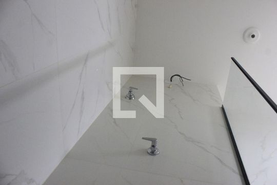 Banheiro da suíte de apartamento para alugar com 2 quartos, 52m² em Parque Jurema, Guarulhos