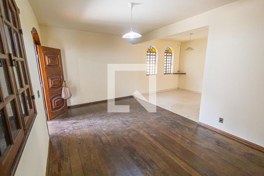 Casa para alugar com 7 quartos, 285m² em Rio Branco, Belo Horizonte