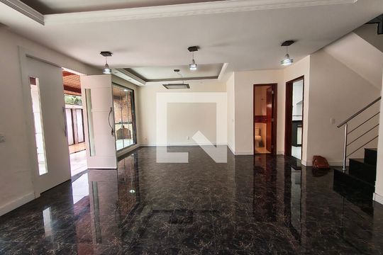 Casa de Condomínio para alugar com 4 quartos, 241m² em Recreio dos Bandeirantes, Rio de Janeiro