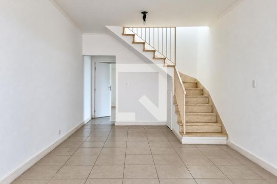 Sala de casa para alugar com 4 quartos, 140m² em Alto de Pinheiros, São Paulo