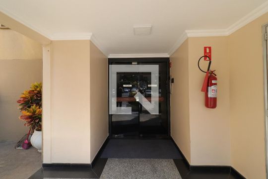 Entrada do bloco de apartamento para alugar com 2 quartos, 58m² em Vila Emir, São Paulo