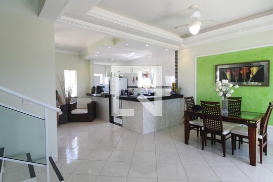 Sala de casa de condomínio para alugar com 2 quartos, 120m² em Dunas do Peró, Cabo Frio