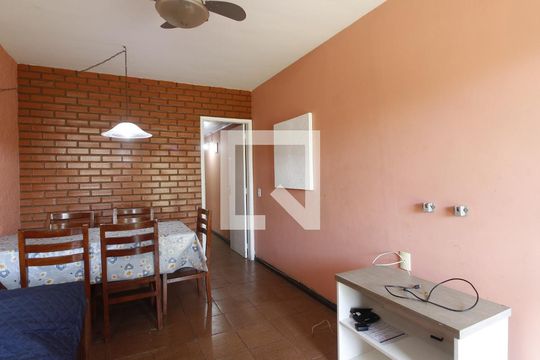 Sala de casa de condomínio para alugar com 2 quartos, 50m² em Peró, Cabo Frio