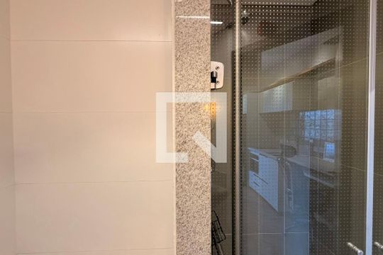 Banheiro de kitnet/studio para alugar com 1 quarto, 21m² em Santa Paula, São Caetano do Sul